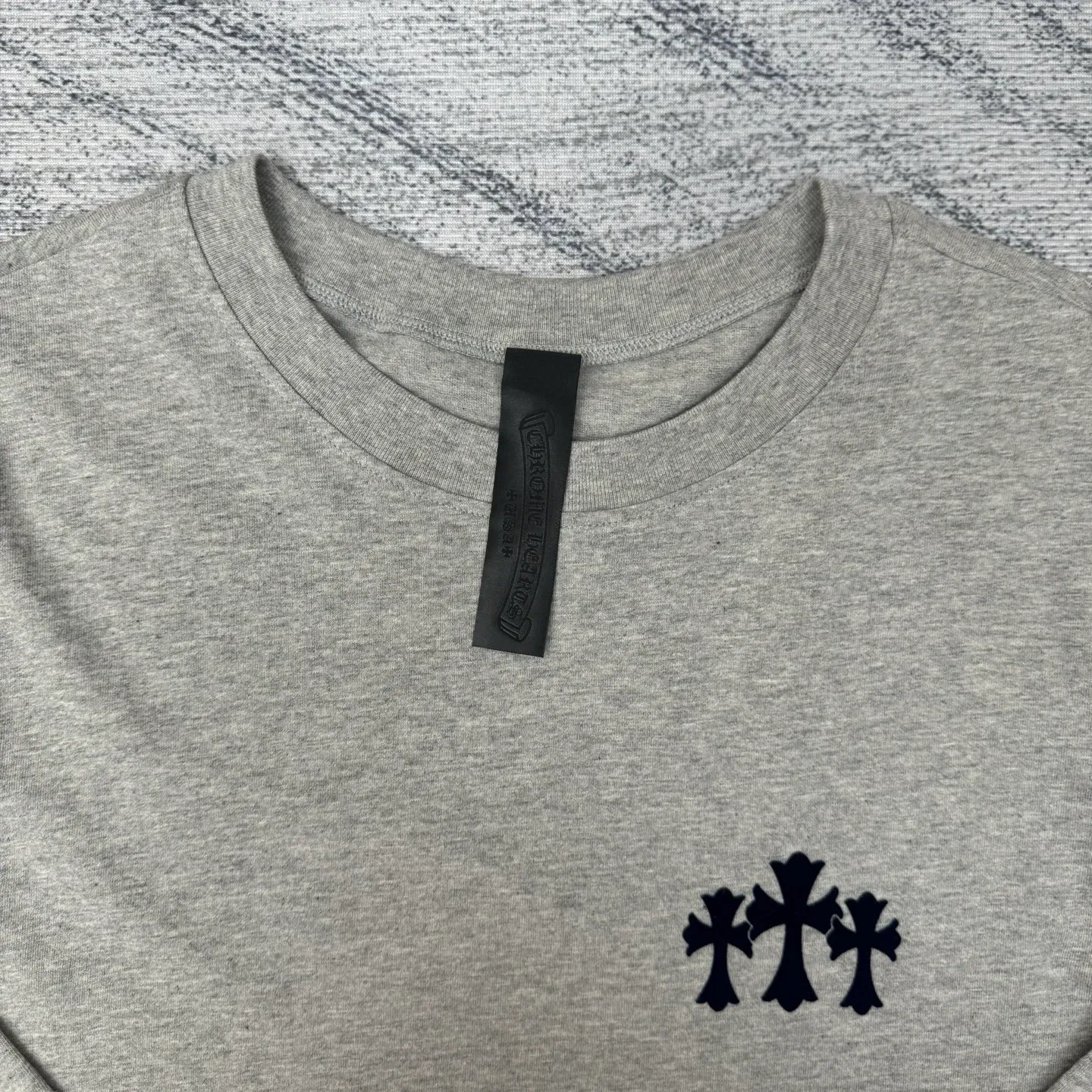 P300 Chrome Hearts/Chrome Hearts CH Black flocked cross round neck long sleeves Size: S/M/L/XL Custom-woven and dyed 40-yarn fabric with a scratchy surface pattern. The ready-made garments are made of YB consistent electrostatic flocking technology. It is not an ordinary lettering mold technology. The colors are also different at different angles. Brand new collar label (not the previous leather label) and washed label.